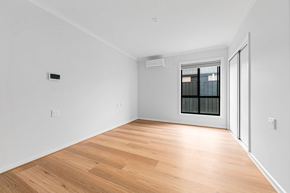 63 Adelong Boulevard, photograph 5.