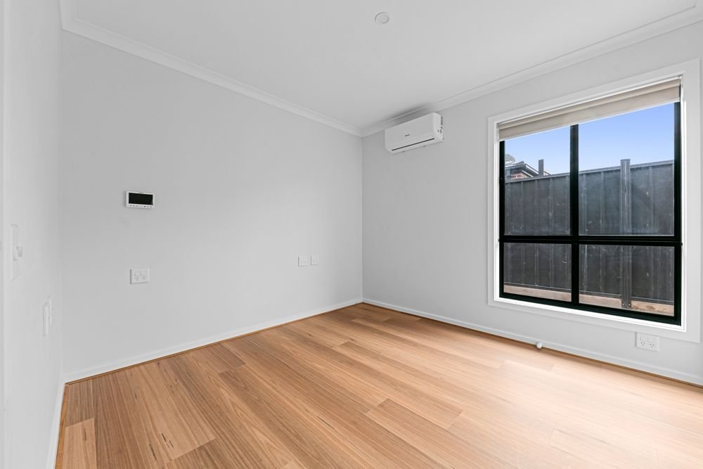 63 Adelong Boulevard, photograph 7.