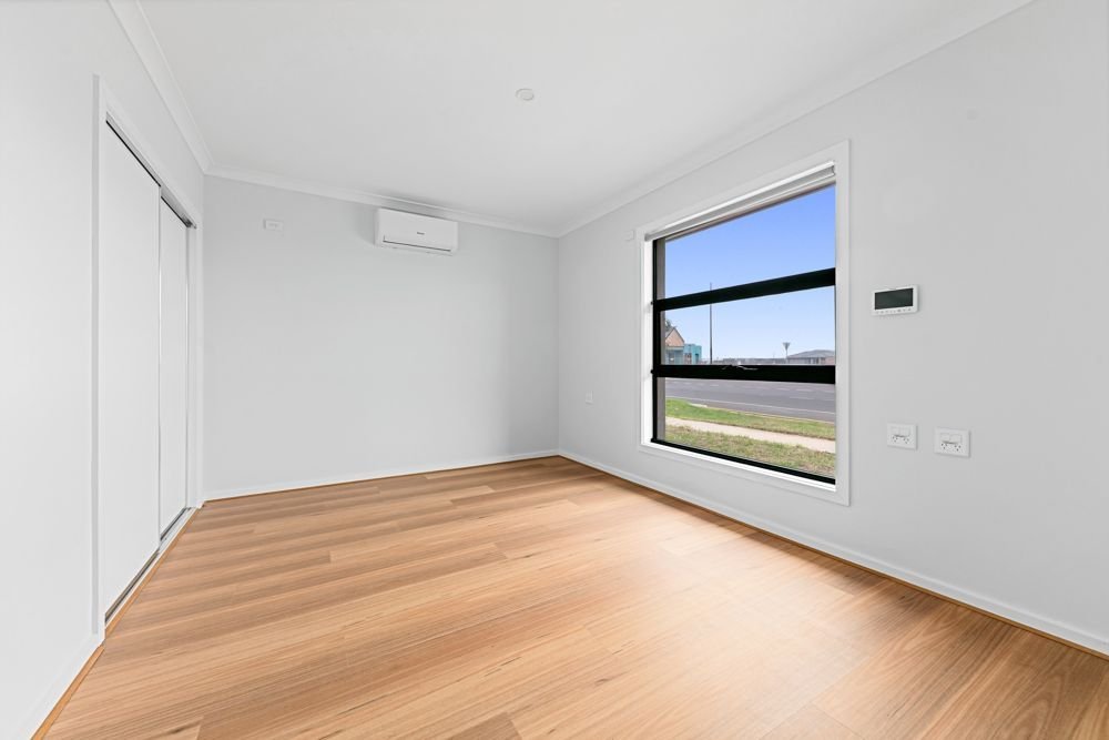 63 Adelong Boulevard, photograph 9.