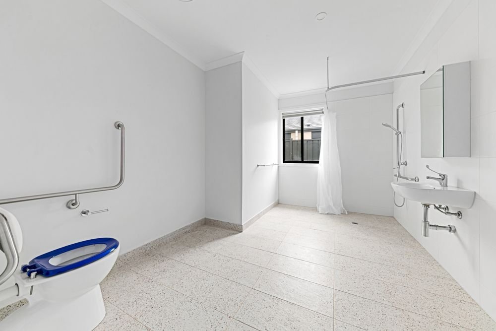 63 Adelong Boulevard, photograph 11.