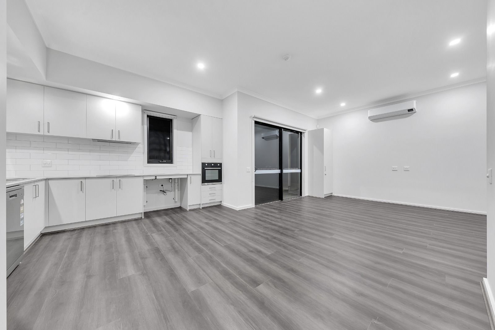 8 Wallangara Boulevard, photograph 1.