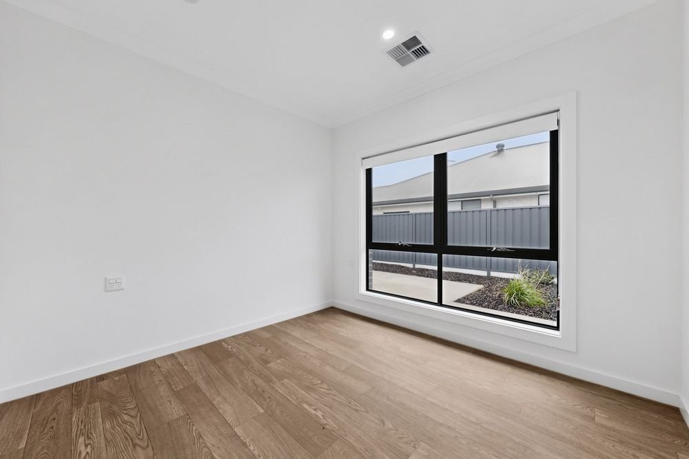 84 Fradd Road, photograph 8.