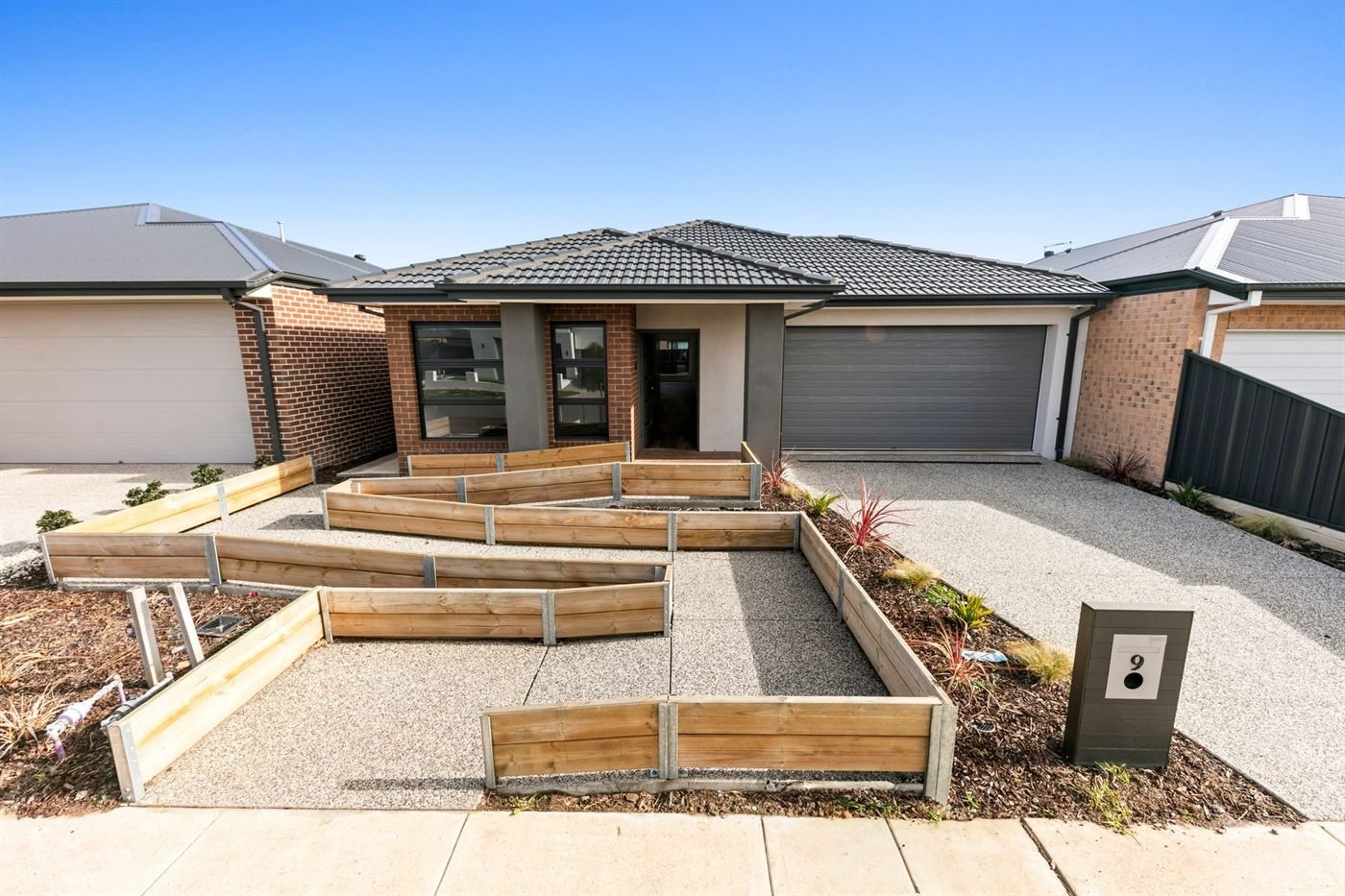 9 Holstein Crescent, photograph 1.