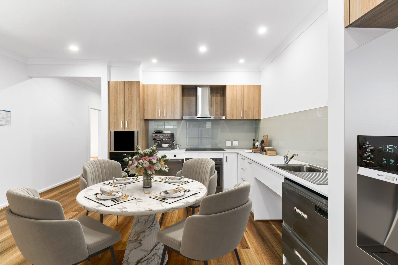 9 Holstein Crescent, photograph 2.