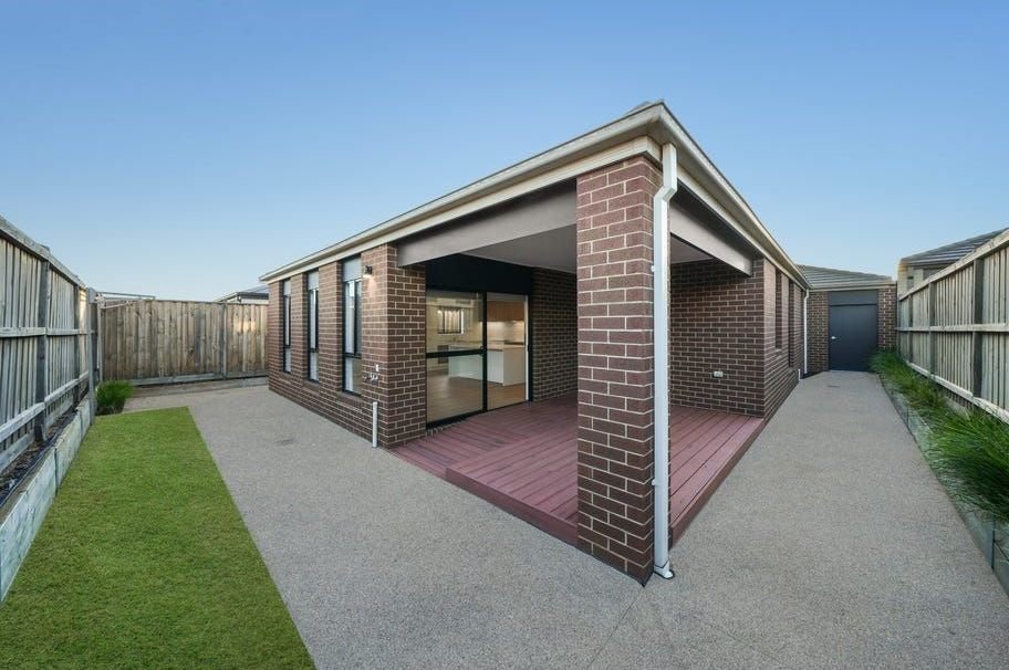 90 Adelong Boulevard, photograph 1.