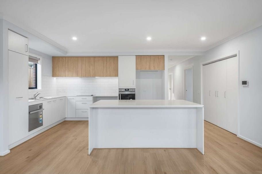 90 Adelong Boulevard, photograph 3.