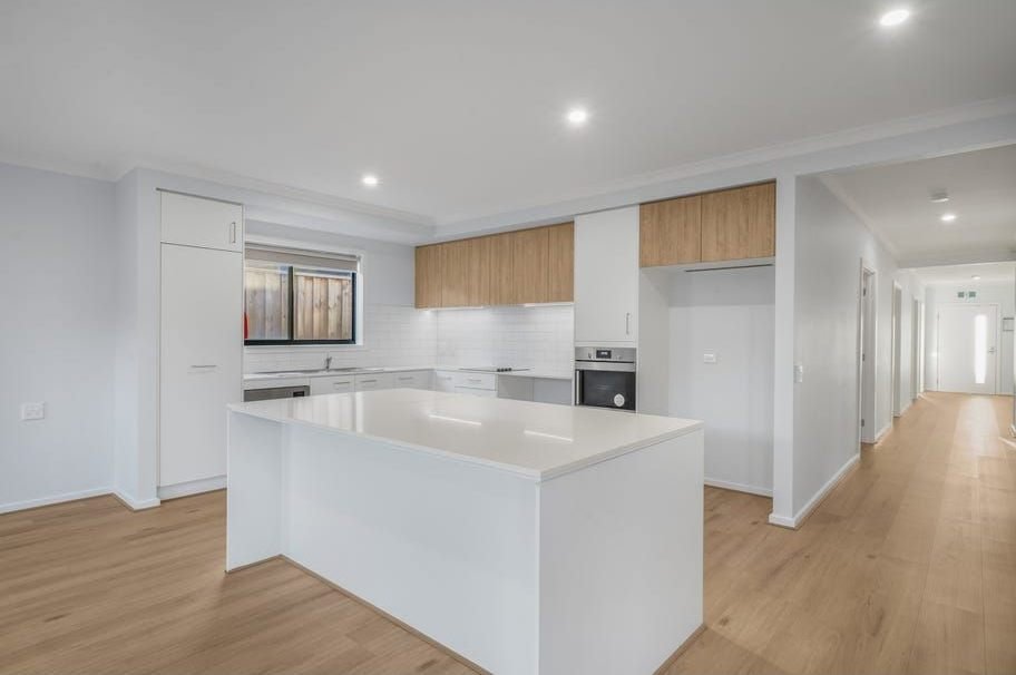 90 Adelong Boulevard, photograph 4.