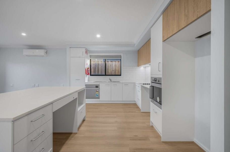 90 Adelong Boulevard, photograph 5.