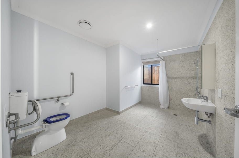 90 Adelong Boulevard, photograph 7.