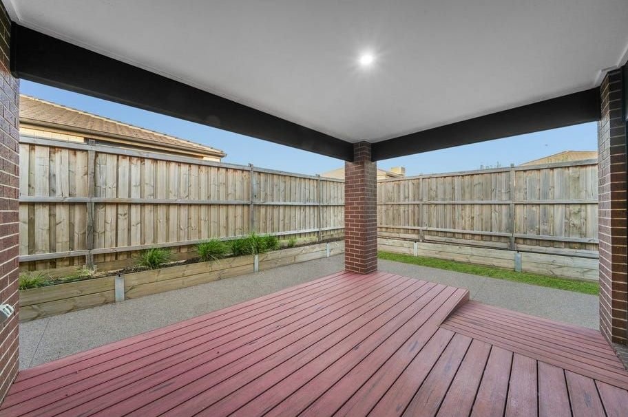 90 Adelong Boulevard, photograph 8.