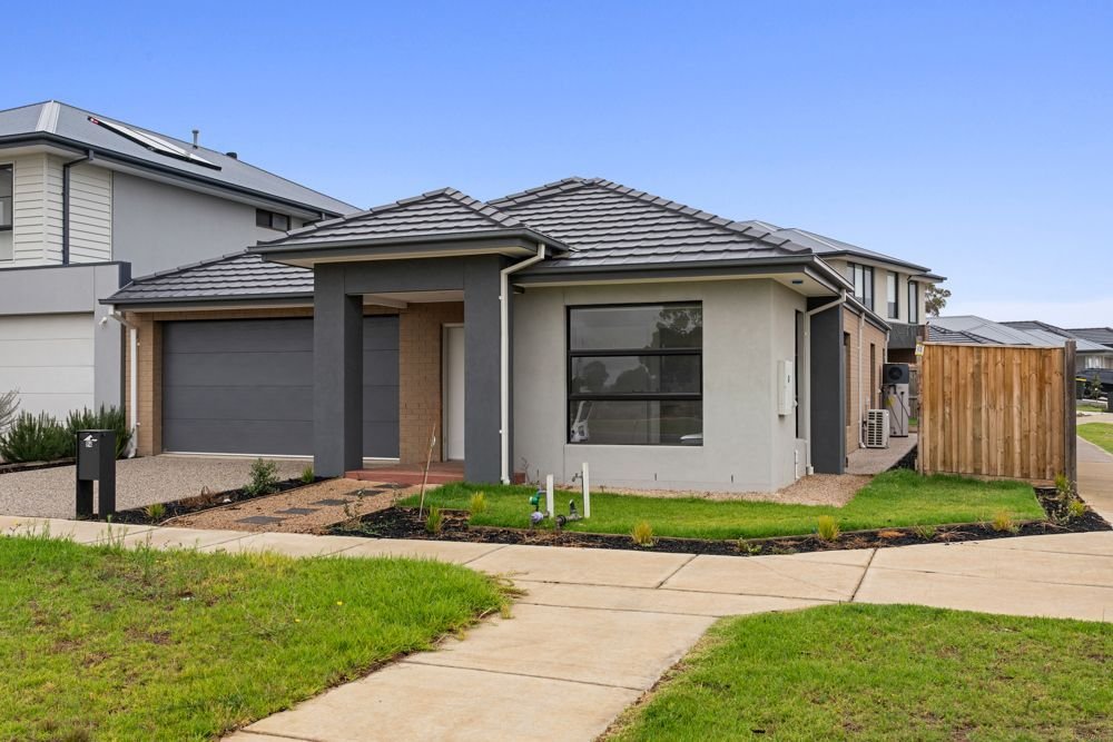 94 Ashbury Boulevard, photograph 2.