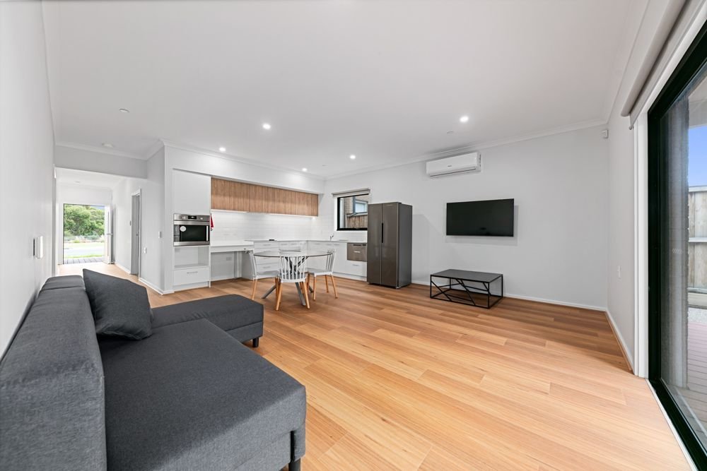 94 Ashbury Boulevard, photograph 3.