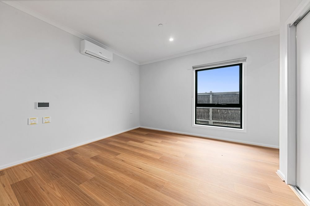 94 Ashbury Boulevard, photograph 6.