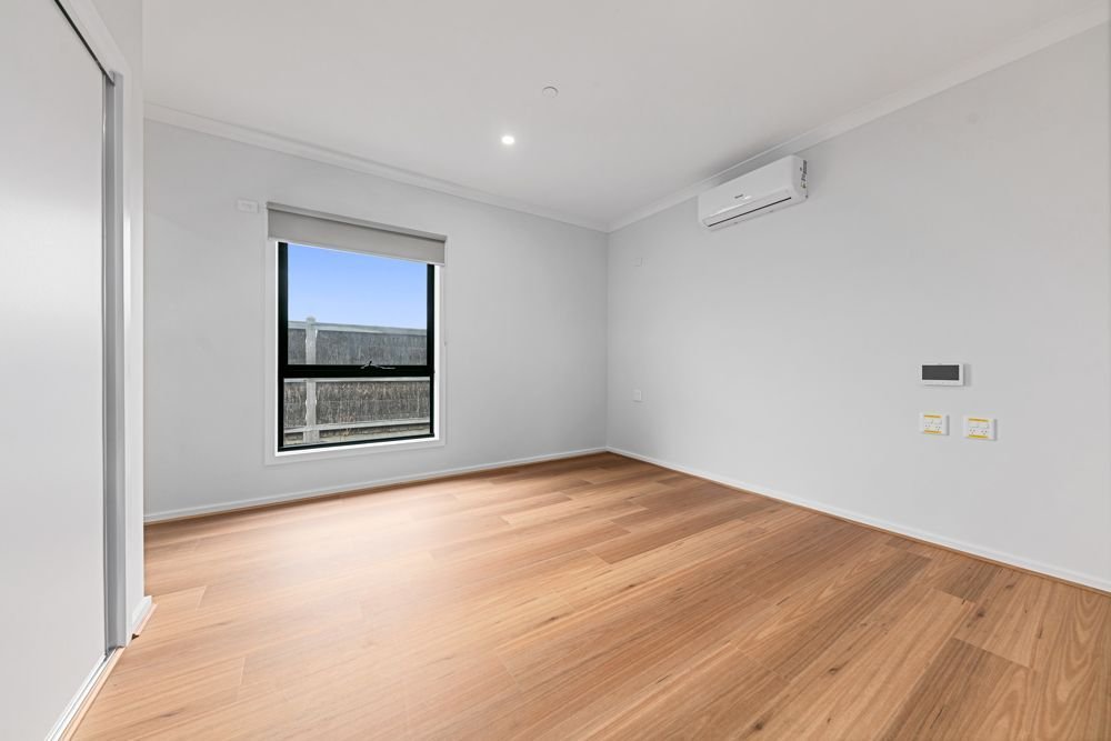 94 Ashbury Boulevard, photograph 7.