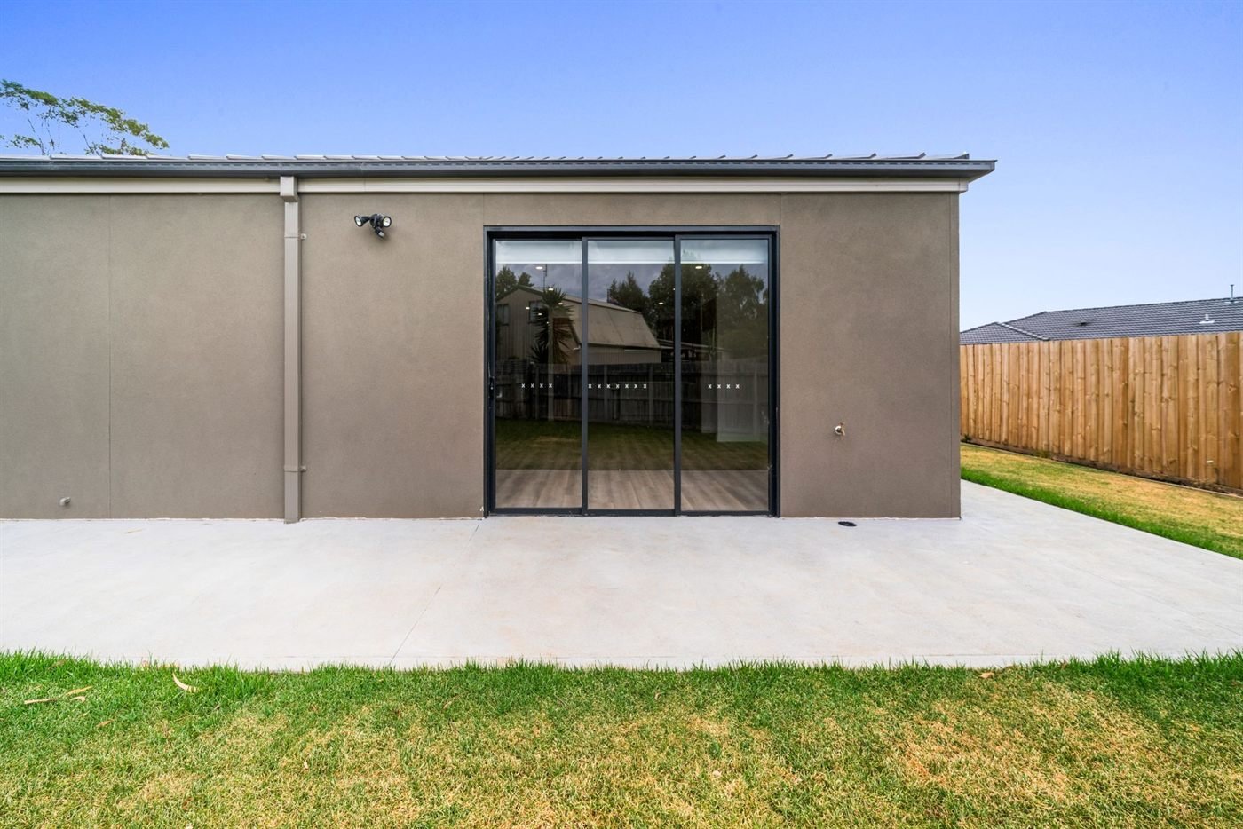95 Harmon Drive, photograph 1.