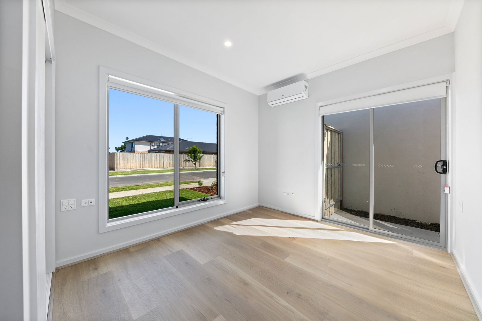 97 Robinson Street, photograph 1.